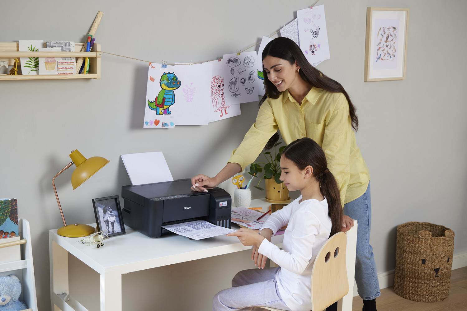 Madre e hija imprimiendo en la habitacion con la Epson EcoTank ET-2812 y las tintas Epson 104